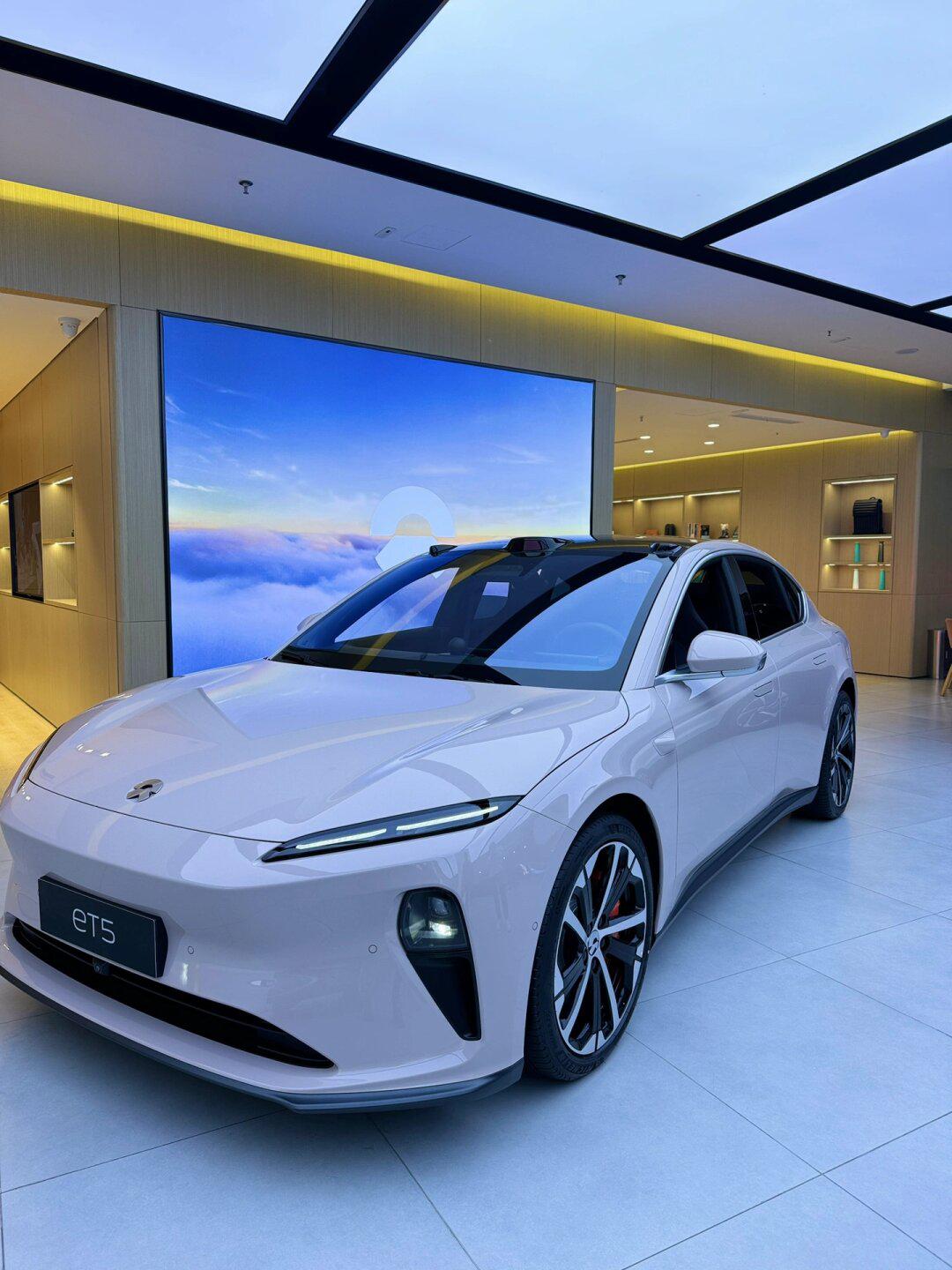 路亚龙的一名邻居路先生告诉记者