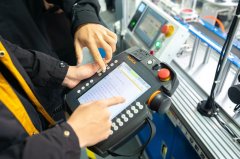 反而先去参加了旅华韩侨的座谈会