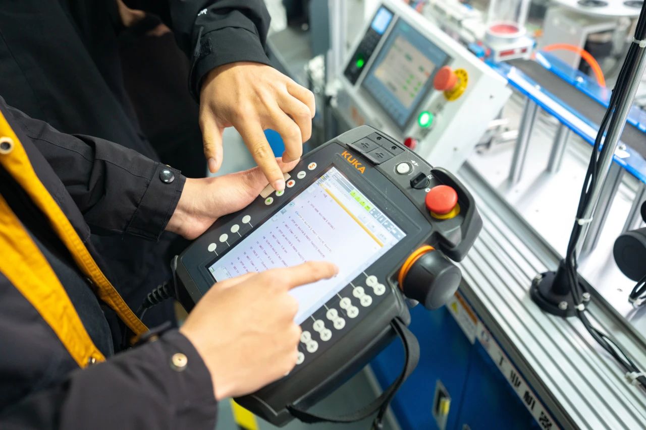 反而先去参加了旅华韩侨的座谈会