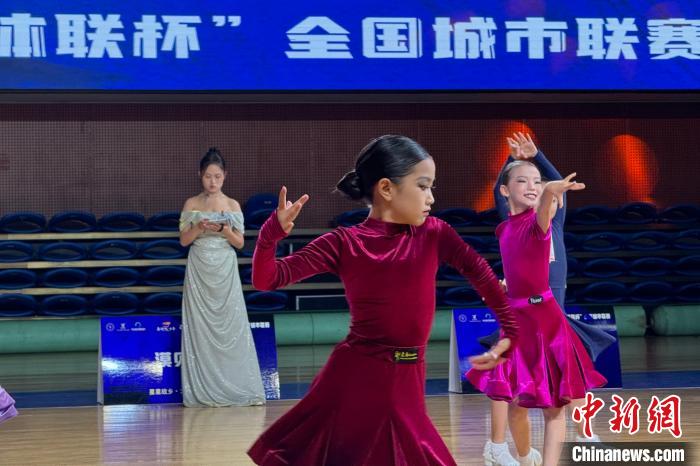 300余名参赛者齐聚宁夏沙坡头，舞力全开绽放青