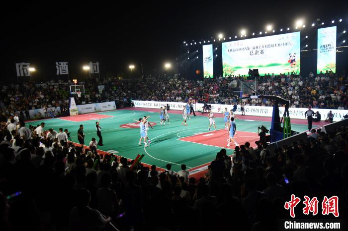 四川第二届“村BA”总决赛在梁景村篮球公园打响