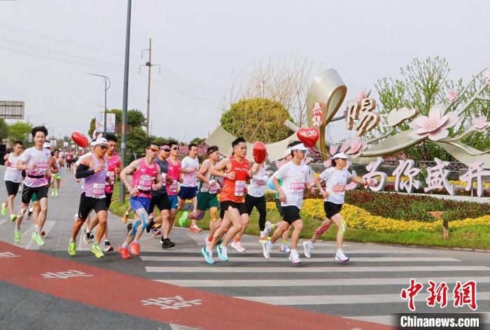 奥运冠军王军霞领跑2025阳山半程马拉松 桃花赛道