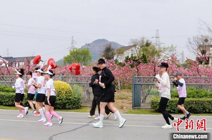 奥运冠军王军霞领跑2025阳山半程马拉松 桃花赛道