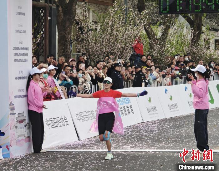 奥运冠军王军霞领跑2025阳山半程马拉松 桃花赛道