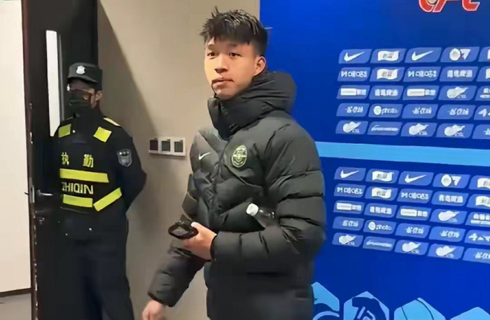 王钰栋赛后态度引发争议 俱乐部培训缺失引反思